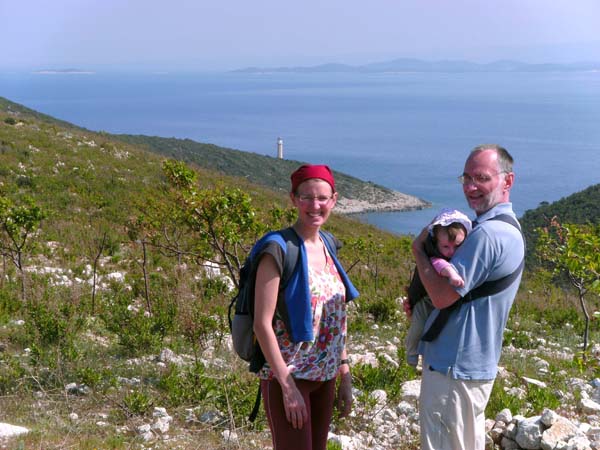 am Höhenkamm zwischen der Kleinen Smokova-Bucht (im Bild) und der Stončica-Bucht; Ronja ist natürlich überall dabei
