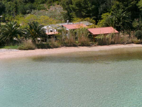 ein guter Wanderweg führt uns zurück in die Kehle der Bucht; die Konoba Stončica zeigt mit Sandstrand, Palmen und Schilf beinahe karibisches Ambiente, alle gebotenen Köstlichkeiten stammen aus eigener Landwirtschaft