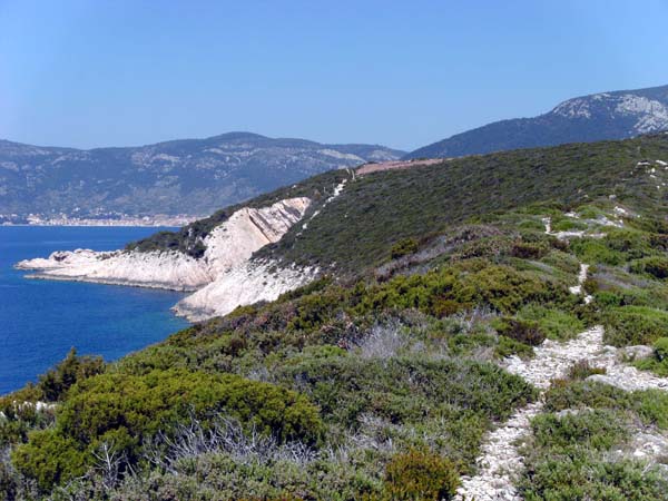 Rückblick vom Kammweg gegen NNO, hinten links die Stadt Komiža, ...