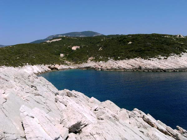 ... rechter Hand die Gnjilna-Bucht und der Hum, der höchste Berg der Insel (s. Archiv Bergsteigen)