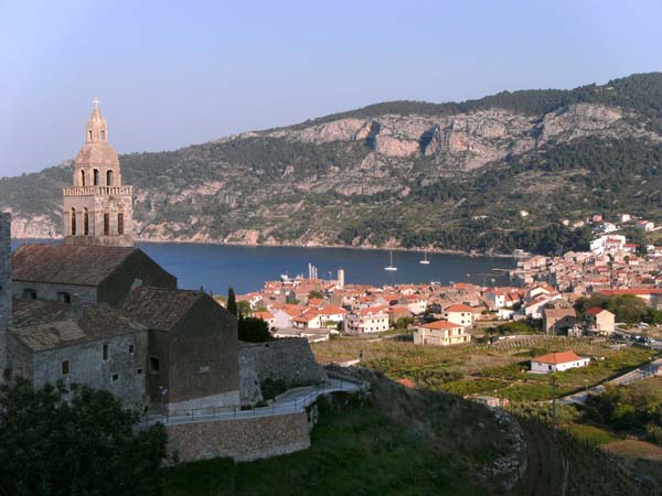 ... und von SSO; an der Kirche Sveti Nikola aus dem 15. Jh. werden alljährlich am 6. Dezember bei einem großen Fest alle ausgemusterten Boote verbrannt