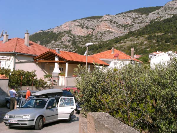 ... und die zeitgemäßere Villa Kamenica am nö. Stadtrand mit Blick auf die noch unerschlossenen Felswände über dem nördl. Abschluss der Bucht