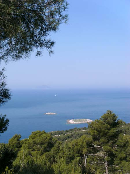 Tiefblick auf Kap und Inseln vom Anstieg zum Dragodid; ganz hinten im Dunst die unbewohnte Insel Svetac