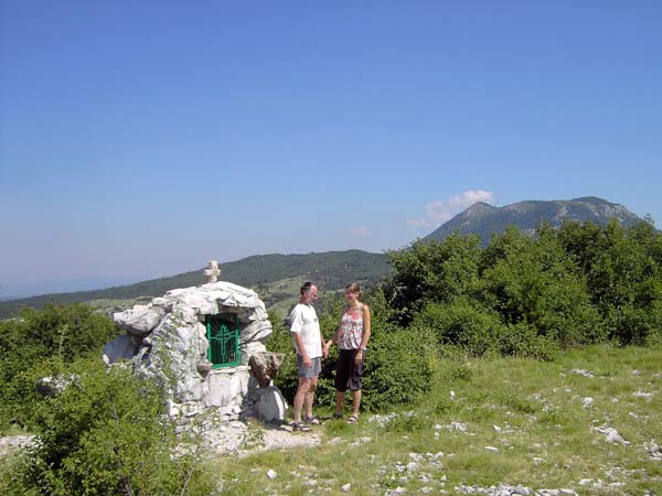 die Kapelle am Brgud, 907 m; noch 500 Hm und 6 km Luftlinie auf den Vojak