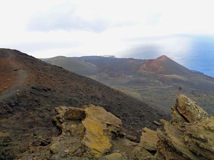 Tiefblick vom San Antonio gegen Süden auf den Volcán Teneguía, den wir im Anschluss besteigen