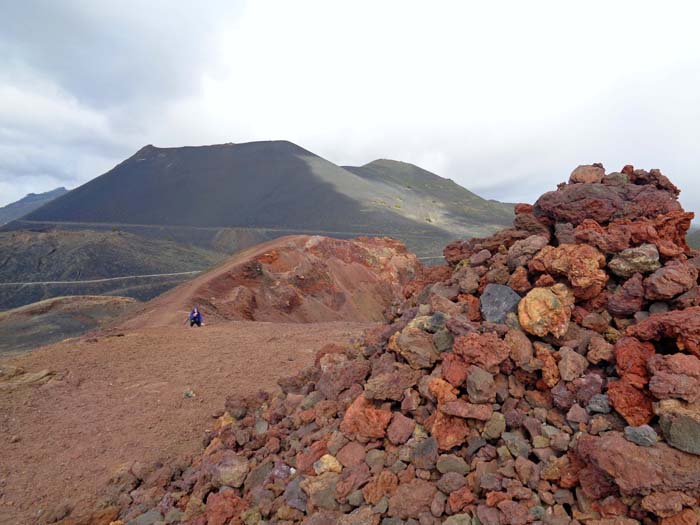 am Gipfel des Teneguía; die Bergsteigerin knapp darunter wird von den starken Windböen in die Knie gezwungen