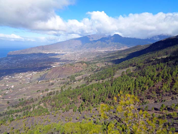Gipfelblick gegen Norden auf die wolkenverhangene Caldera de Taburiente und den Pico Bejenado (s. Archiv)
