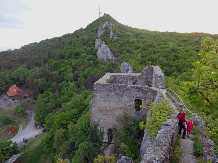 von der höchsten Mauerkrone der Burgruine überblickt man die Türme des Ostgrates bis zum Gipfel des Vranilac; zahlreiche markierte Varianten und Umgehungen bieten für jeden Geschmack etwas