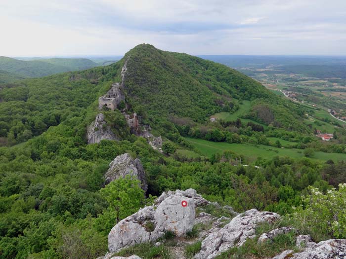 Blick vom 3. Zahn zurück auf die Burg der „Schwarzen Königin“ und die - klettertechnisch allerdings etwas schwierigere - Fortsetzung über den Westgrat auf den Nachbargipfel