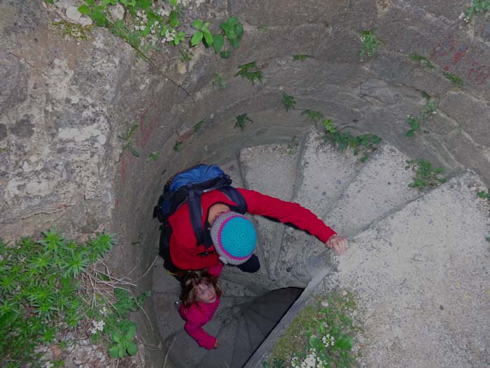 ... durch eine finstere Wendeltreppe hinunter zum regulären Ausgang ...