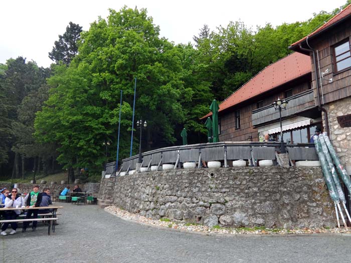 das Planinarski dom Kalnik liegt gleich am Fuß der ersten Türme ...