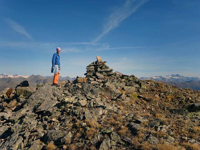 Gipfelsteinmann Rotes Mandl, rechts hinten der Großglockner