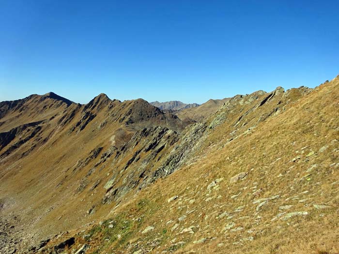 knapp südlich des Gipfels freier Blick über den Hauptkamm bis zu den Hellböden