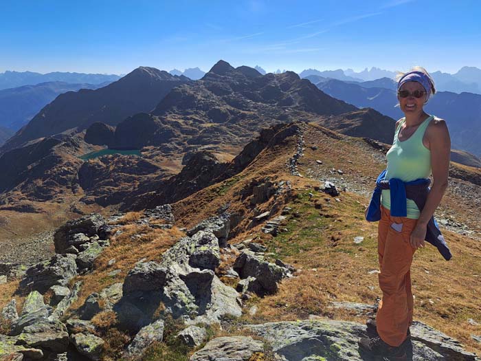 hier oben umweht südliches Flair die holde ragazza: unverstellter Blick in die Dolomiten und die einmalige Chance auf dolce far niente links unten beim Schwarzsee ...