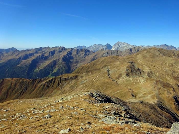 ... und machen uns an die Laufstrecke hinüber zur Hochkreuzspitze                               