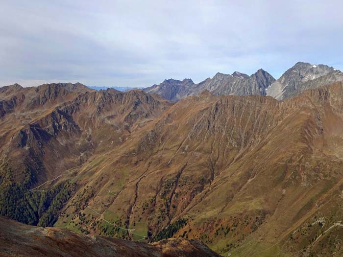 ... feine Einblicke auf die verbleibende Strecke über den Auslauf des Kamms ins italienische Pustertal      