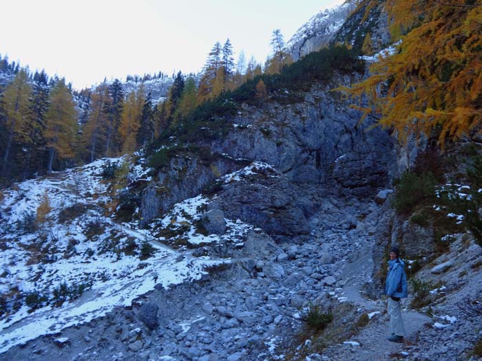 den Auftakt bildet der Anmarsch durchs Kerschbaumertal, bei der Steilstufe im Hintergrund ...