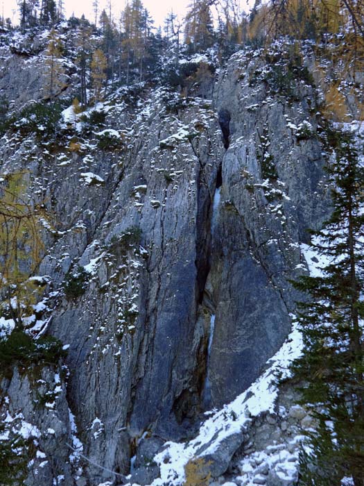 ... kann man seit Juli 2015 parallel zum markierten Wanderweg über den Klettersteig „Verborgene Welt“ durch die Klapffallschlucht aufsteigen, wobei der Bach auf Seilbrücken viermal gequert wird