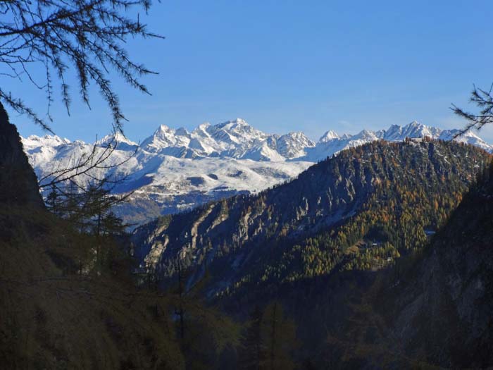 im Norden rechts der Rauchkofel, zentral im Bild der höchste Berg der Schobergruppe, das Petzeck