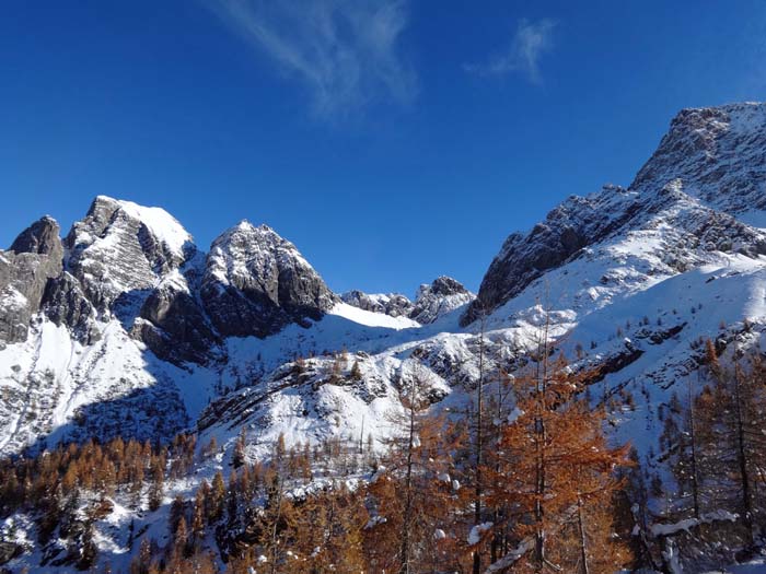 im Osten erhaschen wir durchs Kerschbaumertörl bereits einen Blick auf die höchsten Berge um die Laserz