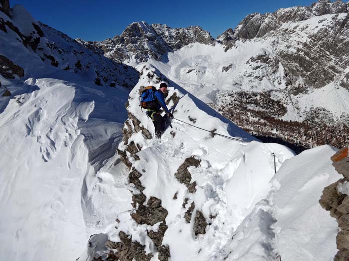 die Schneemenge nimmt zu, die Stahlseile verschwinden manchmal ganz