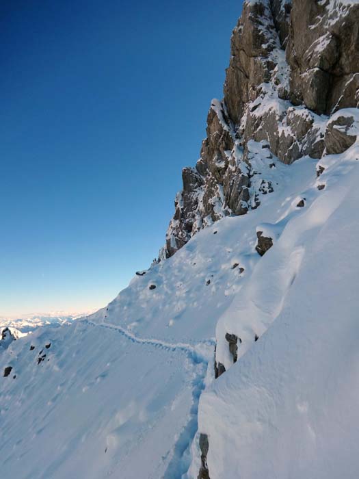 in Anbetracht angefrorener Fingerspitzen verweigern wir die vereiste Gipfelwand und wählen den letzten Teil des früher üblichen Ostanstiegs („Kanzelegänge“) - die Querung der NNO-Flanke ...