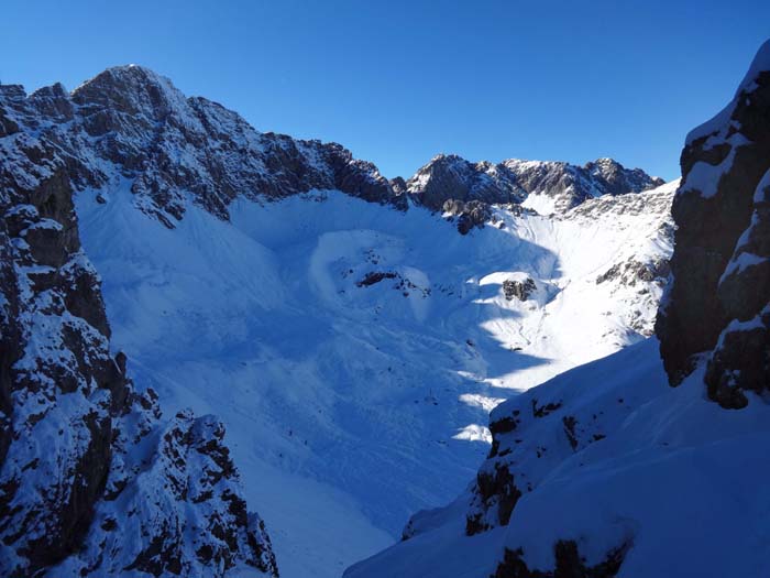 in einer dunklen, schluchtartigen Rampe geht's hinunter in den weiten Kessel der Kerschbaumeralm; dominant die Ostwände des Kreuzkofel