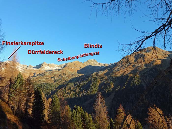 schon früh zeigen sich beim Aufstieg durch den Hochwald die einsamen Gipfel des westlichen Lasörlingkammes