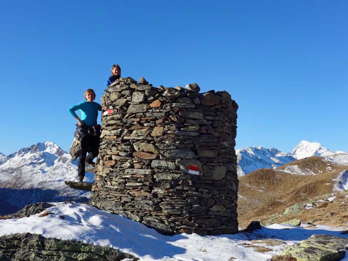 etwas oberhalb des Almhauses steht dieser archaische Aussichtsturm; rechts hinten der Hochgall