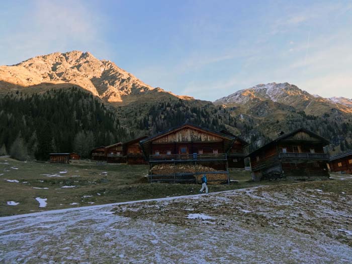 die denkmalgeschützte Oberstalleralm im obersten Arntal; links Rote, rechts Weiße Spitze