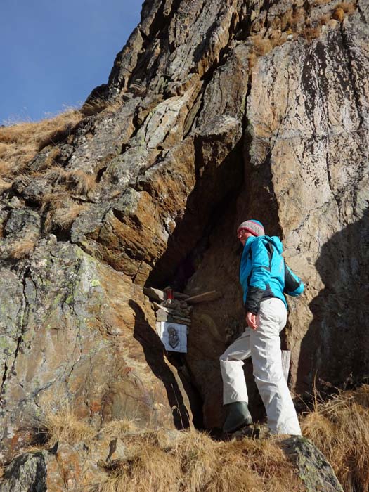 ... auf 2230 m Höhe das Schlöttermutter-Bildstöckl, das in den 30er-Jahren des vorigen Jahrhunderts von einem einheimischen Pilger aus Lourdes mitgebracht wurde. Es diente zum Schutz des Viehs auf den benachbarten, extrem steilen Sommerweiden und nach dem 2. Weltkrieg als Pilgerstätte, an der man um gesunde Heimkehr der Kriegsteilnehmer betete