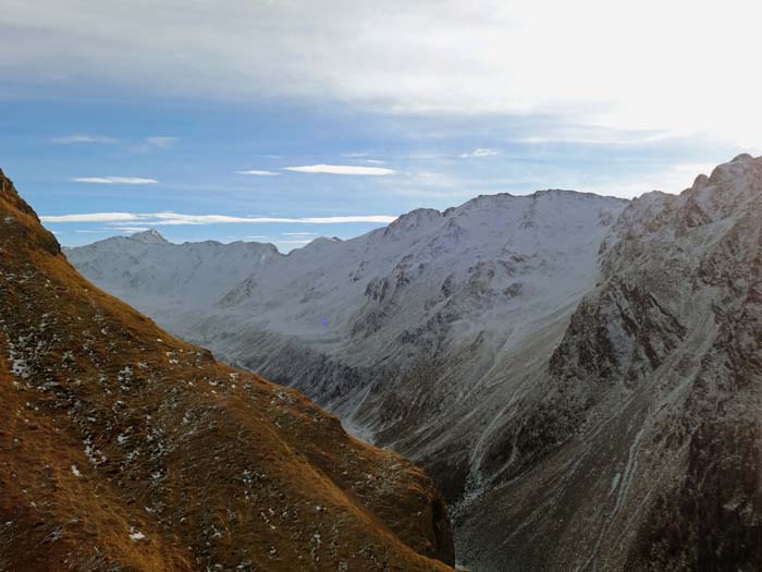 Blick von der Schulter oberhalb der Schlöttermutter ins hinterste Arntal; links die Hochgrabe, berühmter Schiberg und dritthöchster Villgratner