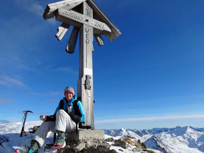 Ulli am Gipfelkreuz; rechts wieder die Hochgrabe mit ihrer schifreundlichen Nordabdachung