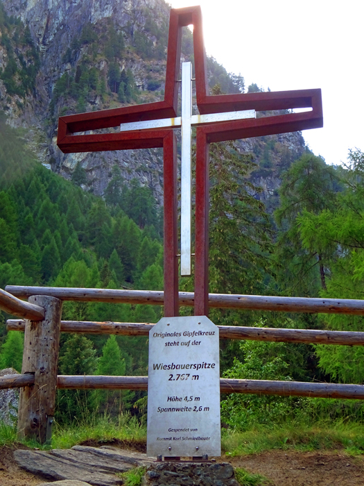 an der Gabelung Maurertal-Umbaltal steht eine Miniaturausgabe des Gipfelkreuzes auf der Wiesbauerspitze an der Gabelung Maurertal-Umbaltal steht eine Miniaturausgabe des Gipfelkreuzes auf der Wiesbauerspitze
