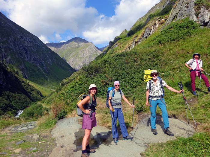 etwa zwei Kilometer vor der Clarahütte die Abzweigung zum relativ neu angelegten Steig auf den sogenannten Wiesenberg; heute mit von der Partie Marianna, Sabine und Reinhold etwa zwei Kilometer vor der Clarahütte die Abzweigung zum relativ neu angelegten Steig auf den sogenannten Wiesenberg; heute mit von der Partie Marianna, Sabine und Reinhold