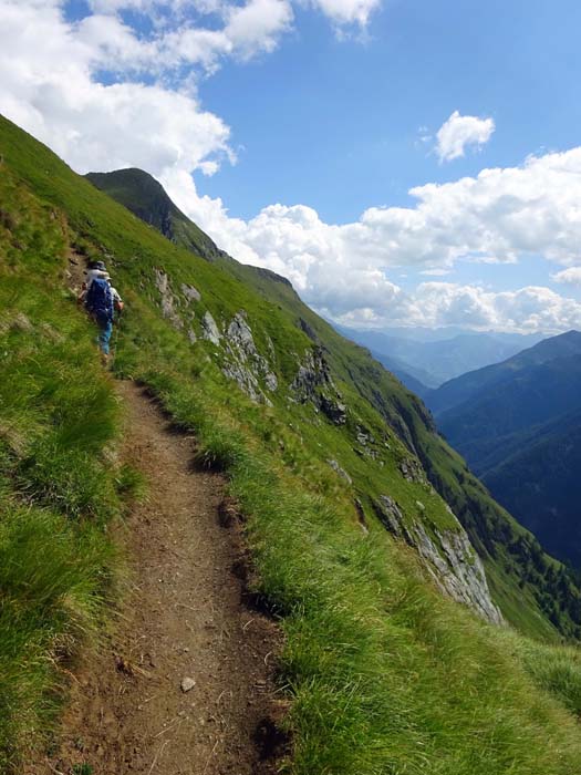 trotz der Kontroversen um den Verkauf und die Umbenennung des Berges sind viele Bergsteiger dankbar für die neu gegrabene Trasse durch die teils extrem steilen Wiesenhänge trotz der Kontroversen um den Verkauf und die Umbenennung des Berges sind viele Bergsteiger dankbar für die neu gegrabene Trasse durch die teils extrem steilen Wiesenhänge