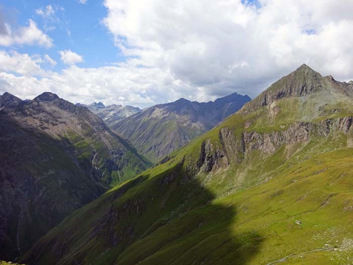 im Westen schließlich die Talgabel Daber- Umbaltal und die Ogasilspitze; ungefähr an der Licht-Schatten-Grenze unsere Querung des Wiesenberges im Westen schließlich die Talgabel Daber- Umbaltal und die Ogasilspitze; ungefähr an der Licht-Schatten-Grenze unsere Querung des Wiesenberges