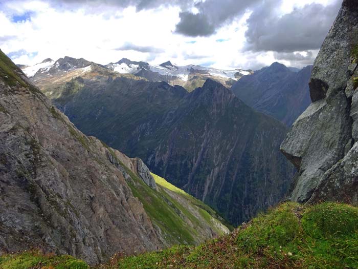 ... vorbei an der Scharte vor dem Zopatkogel, wo die Osterinsel den Großvenediger grüßt - ... ... vorbei an der Scharte vor dem Zopatkogel, wo die Osterinsel den Großvenediger grüßt - ...