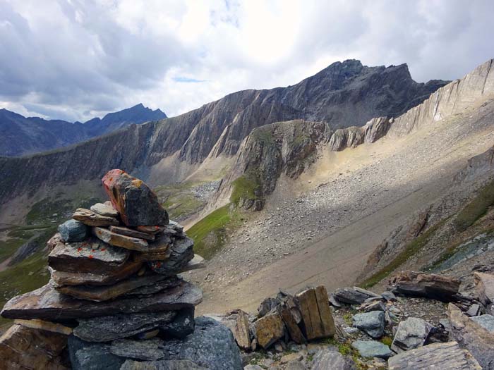 ... im Anblick des Steingrubenkogel den etwas unbequemen Abstieg über die steilen Erd-Geröll-Halden ... ... im Anblick des Steingrubenkogel den etwas unbequemen Abstieg über die steilen Erd-Geröll-Halden ...