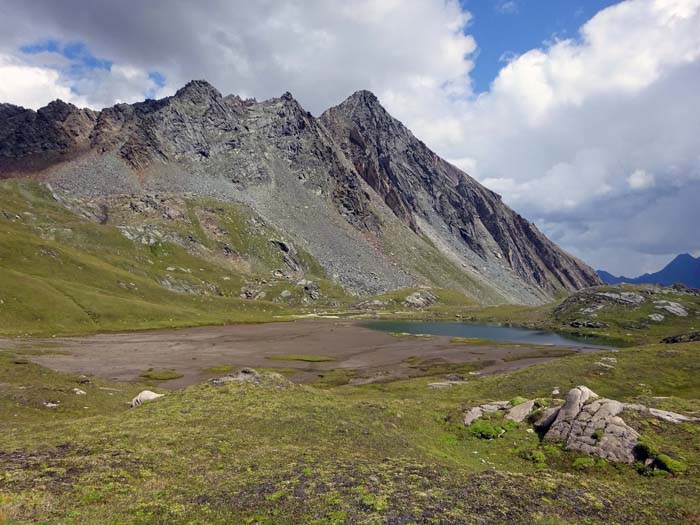 die „Höahe Grüeben“ ist umgeben von bizarren Dreitausendern wie der Ogasilspitze; Mitte August sind die verträumten Seen heuer bereits halb ausgetrocknet die „Höahe Grüeben“ ist umgeben von bizarren Dreitausendern wie der Ogasilspitze; Mitte August sind die verträumten Seen heuer bereits halb ausgetrocknet