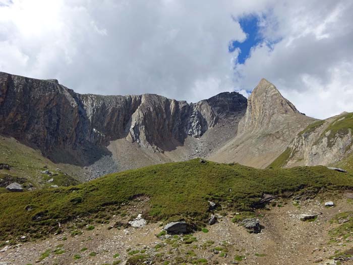 im Nordwesten begrenzt der mauerartige Südgrat des Steingrubenkogel die Gruben im Nordwesten begrenzt der mauerartige Südgrat des Steingrubenkogel die Gruben
