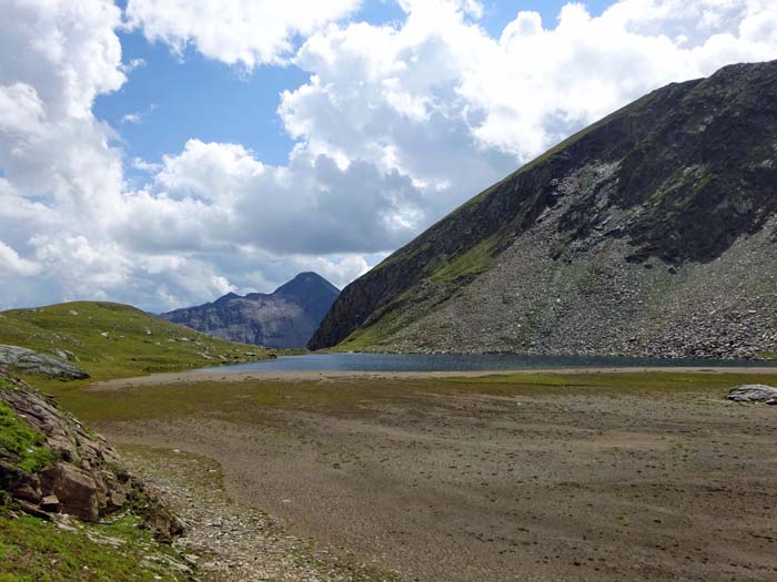 den größten, südlichsten See passieren wir auf der linken Seite und werden in der Folge den steilen Wiesenhang links hinaus auf den Kamm des Schinagl steigen den größten, südlichsten See passieren wir auf der linken Seite und werden in der Folge den steilen Wiesenhang links hinaus auf den Kamm des Schinagl steigen