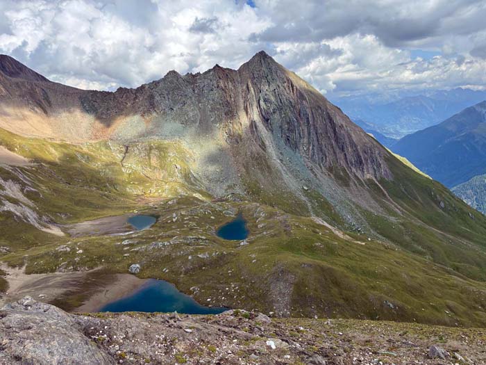 Tiefblick auf Hohe Gruben mit Ogasilspitze Tiefblick auf Hohe Gruben mit Ogasilspitze