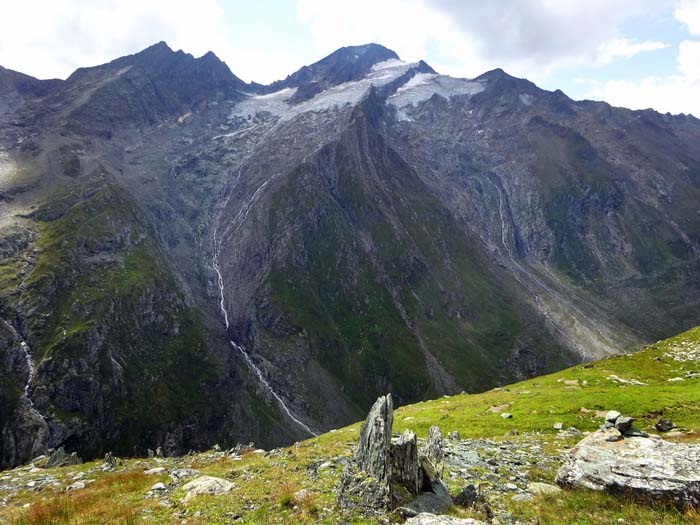 auf der Aussichtsterrasse des Zunagl wenden sich die sporadischen Steigspuren scharf nach links ... auf der Aussichtsterrasse des Zunagl wenden sich die sporadischen Steigspuren scharf nach links ...