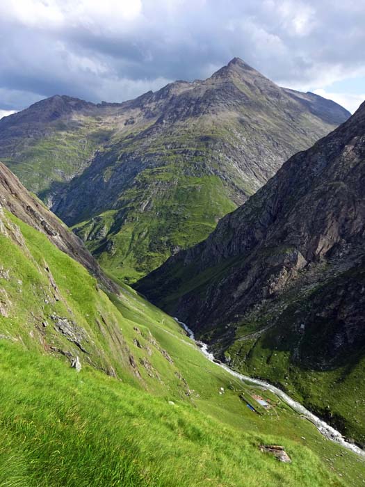 insgesamt verlangt dieser finale Abstieg zur Clarahütte (rechts unten wegen der Lawinen hobbitmäßig in den Hang gebaut) trotz vereinzelter Markierungen einiges Gespür in der Wegfindung und ist auch gehtechnisch nicht zu unterschätzen insgesamt verlangt dieser finale Abstieg zur Clarahütte (rechts unten wegen der Lawinen hobbitmäßig in den Hang gebaut) trotz vereinzelter Markierungen einiges Gespür in der Wegfindung und ist auch gehtechnisch nicht zu unterschätzen