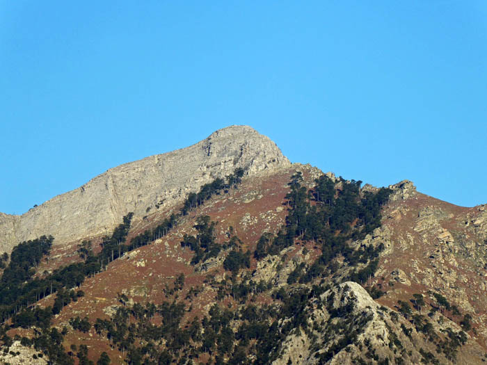 ... und sein etwas niedrigerer, aber alpinerer Bruder - der Profitis Ilías