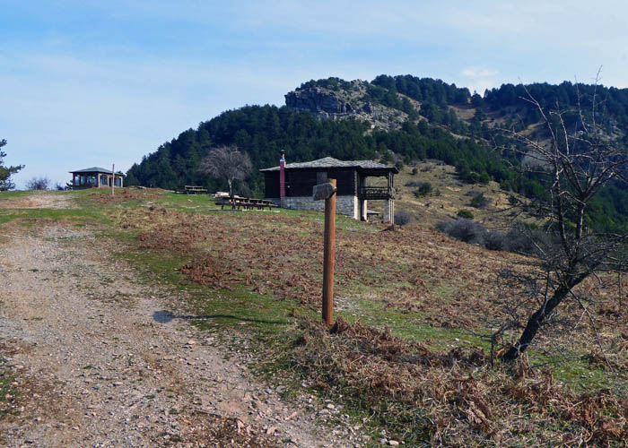 gleich hinter dem Sattel die Schutzhütte des Griechischen Alpenvereins mit ihrem verglasten Aussichtspavillon; weiterer Anstieg über den felsiger werdenden Nordwestkamm des Ypsárion