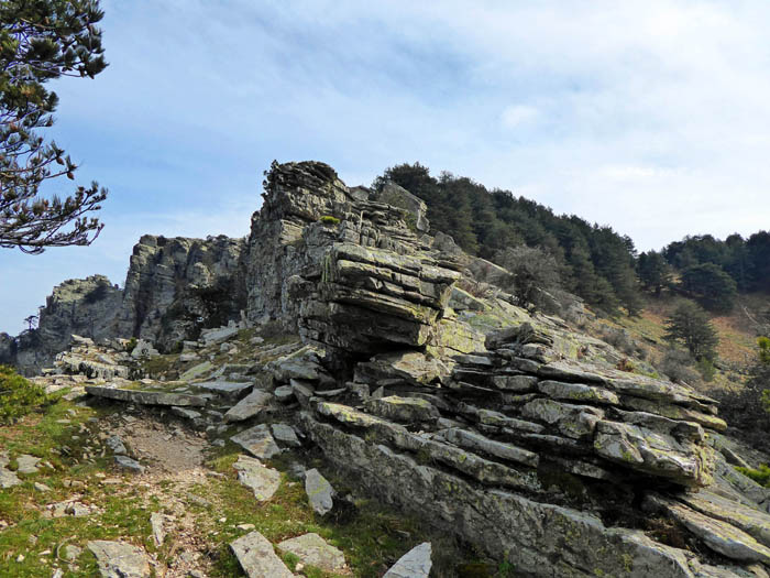 nach Lust und Laune kann man direkt am Grat Schwierigkeiten suchen oder am Steig rechts daran vorbeiwandern