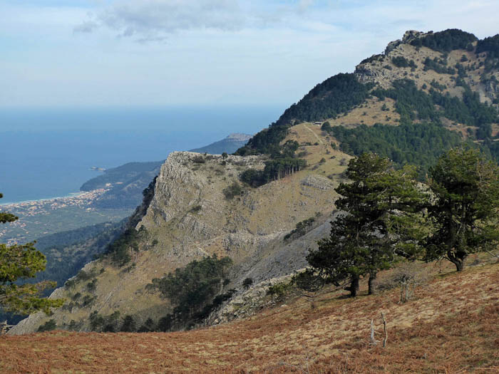 Rückblick vom Aufstieg zum Spitoudia-Hauptgipfel zur Hütte und zum Ypsárion