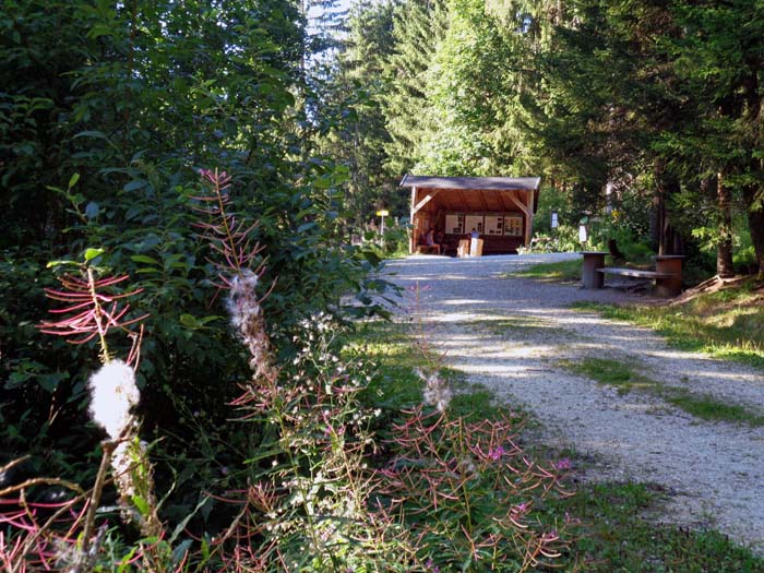 hölzerner Infopavillon am Klammende, von hier kann man auch auf breitem Forstweg den Rückweg antreten